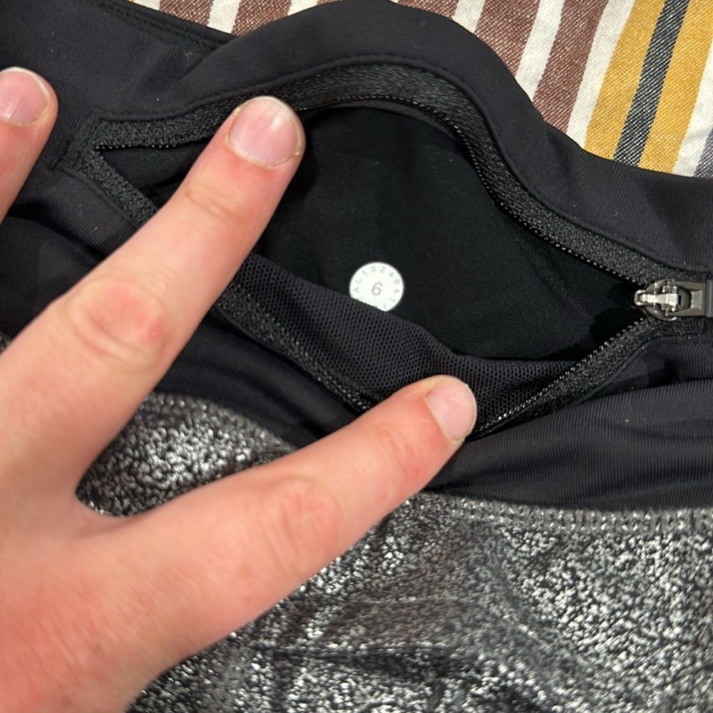 Size 6 lululemon speed up shorts - Picture 3 of 3